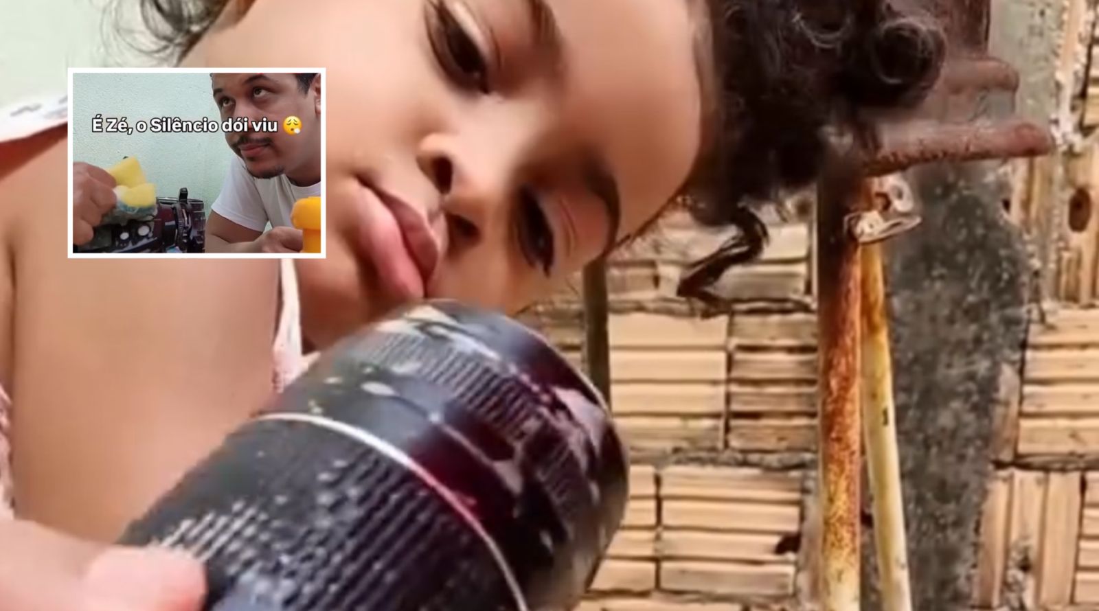 Filha tenta ajudar o pai fotógrafo e lava equipamentos na água