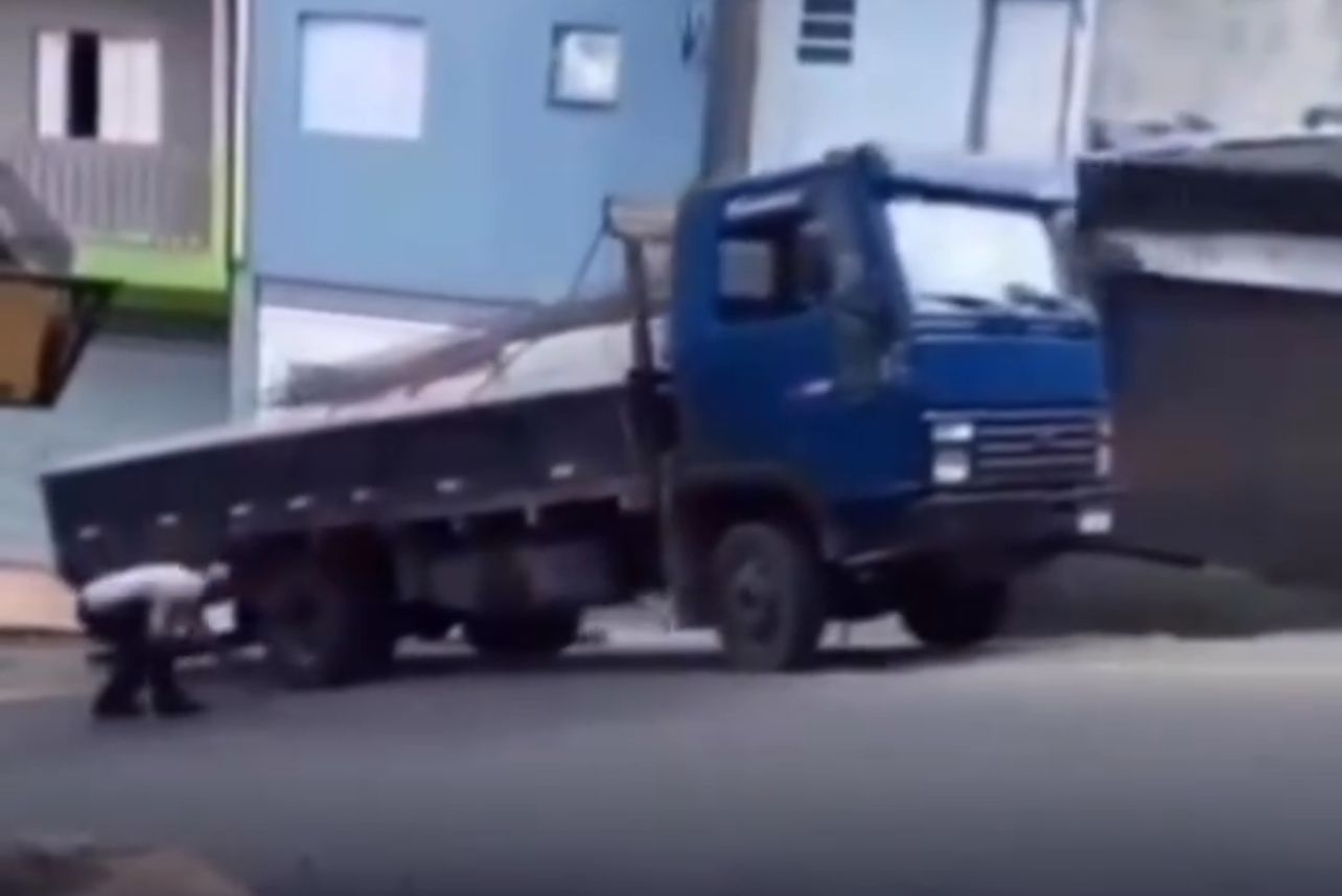 Homem impede caminhão desgovernado de invadir casas em ladeira