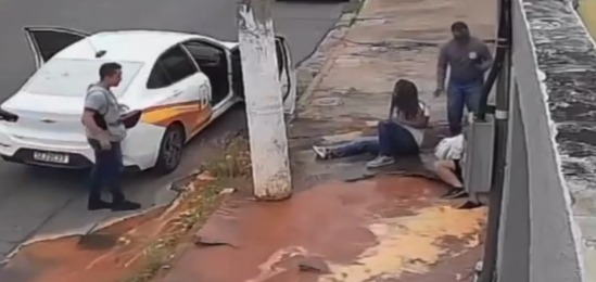 Calçada Cede e Repórter Cai Durante Gravação de Reportagem