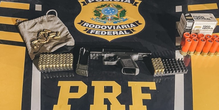 PRF apreende armas e drogas em caminhonete na BR-163