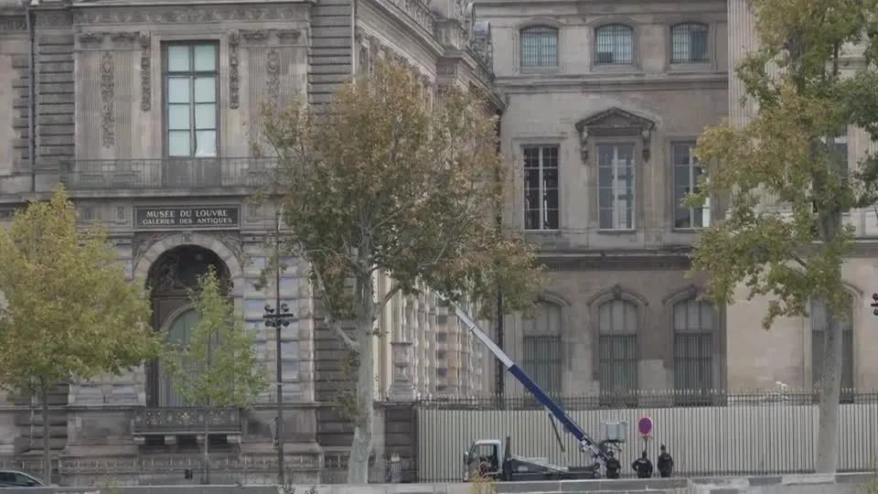 Novas imagens mostram ladrões do Louvre descendo de guindaste após roubo