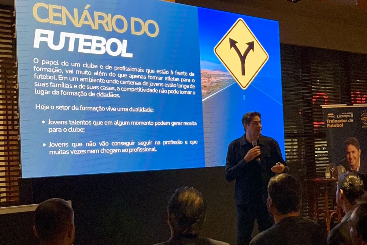 Edmílson inspira futuros treinadores na Aula Magna da Licença B da FMF