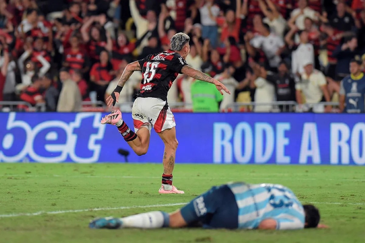 Com gol no fim, Flamengo vence Racing na semifinal da Libertadores e leva vantagem para a Argentina