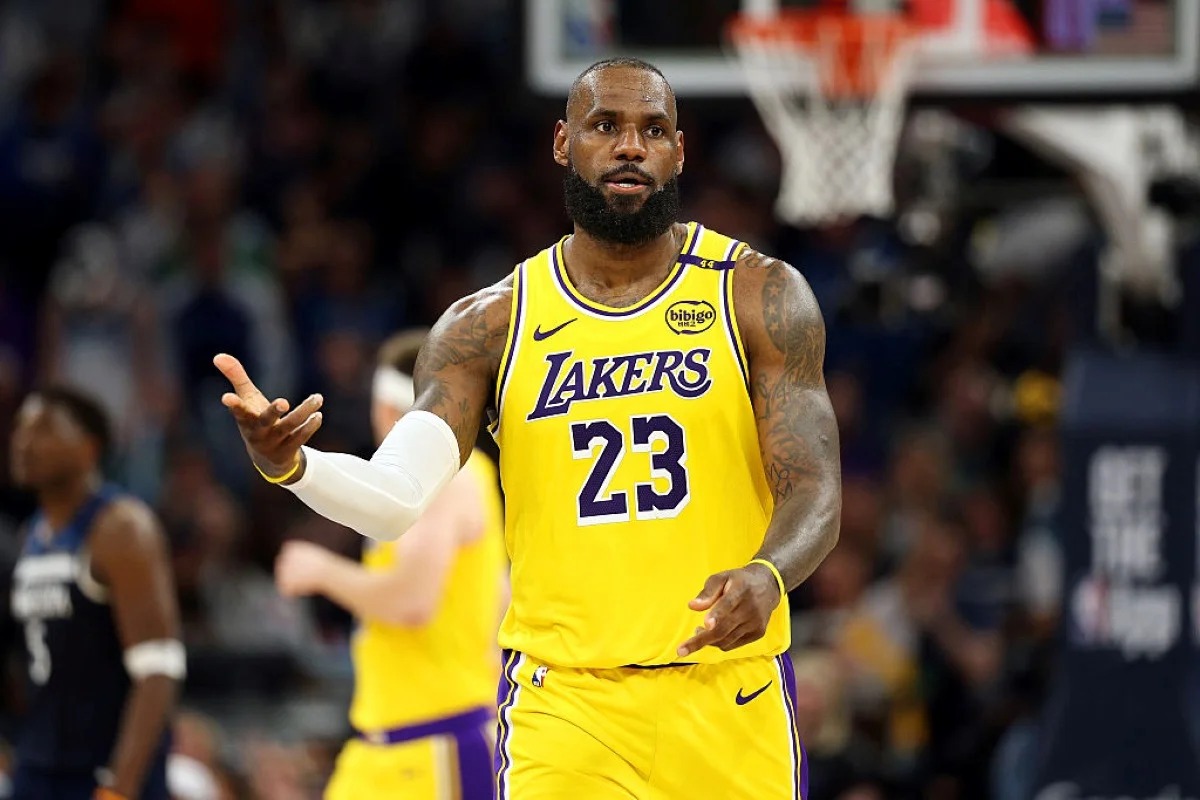 LeBron James assume papel de mentor no banco enquanto se recupera de lesão