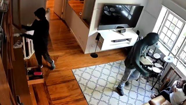 Quadrilha mascarada faz babá e criança reféns em assalto a casa