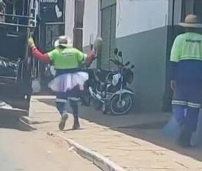 Garis são flagrados dançando alegremente enquanto trabalham pelas ruas