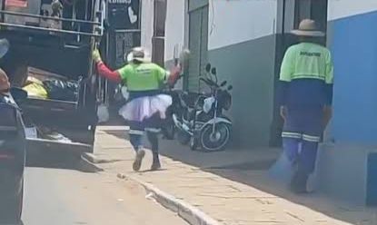 Garis são flagrados dançando alegremente enquanto trabalham pelas ruas