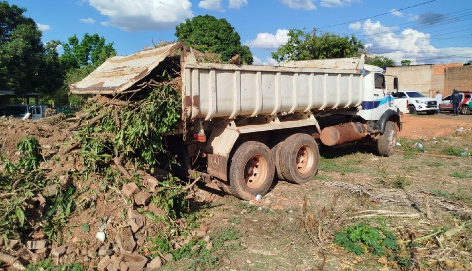 Motorista é Flagrado Descartando Entulhos em Área