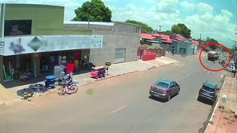 Menina de 11 anos é atropelada por carreta