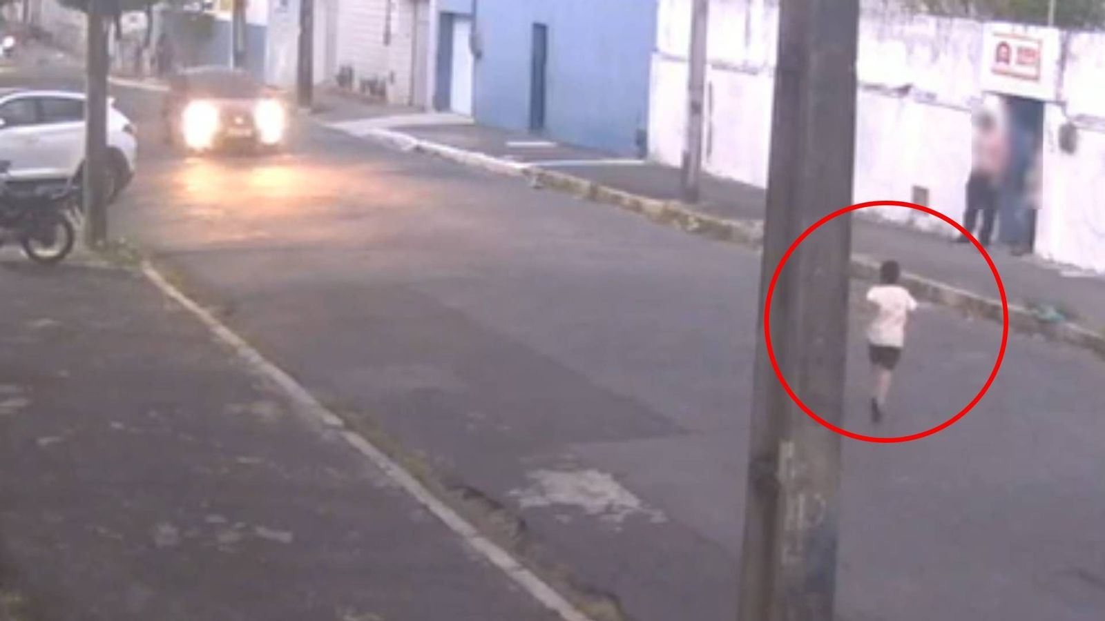 Menino autista sai escondido de escola e mãe se desespera ao descobrir