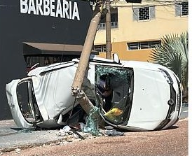 carro em alta velocidade atingindo esquina