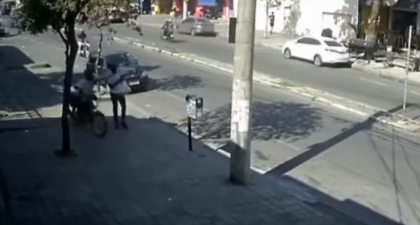 Motoqueiro rouba celular de pedestre