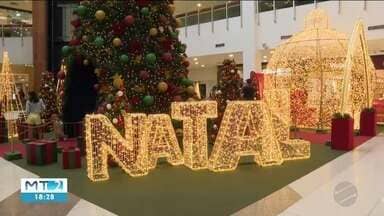 Clima natalino invade Cuiabá com a chegada antecipada do Papai Noel no Goiabeiras Shopping; veja vídeo