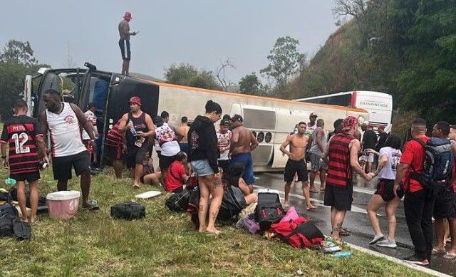 Ônibus com torcedores do Flamengo tomba
