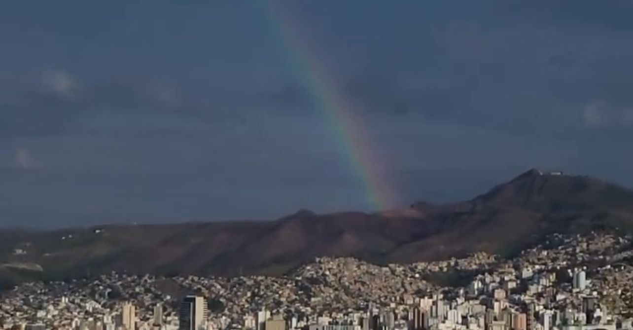 Arco-íris colore o céu após chuva fraca e encanta moradores