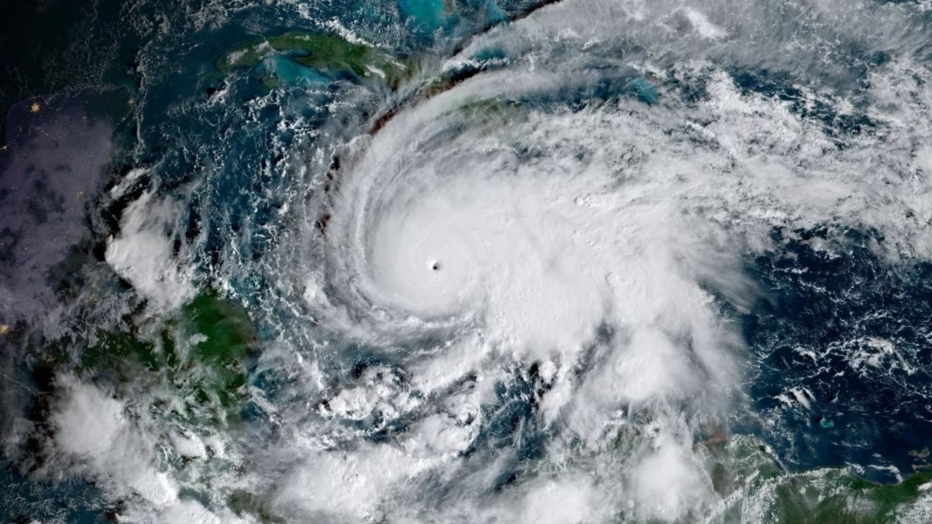 Imagens do olho do furacão Melissa revelam o poder assustador da natureza