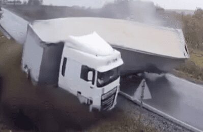 Caminhão desgovernado atinge carro e mata duas pessoas; veja vídeo