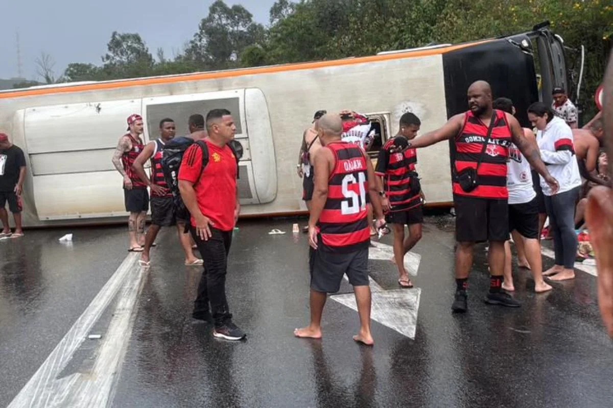 Vídeo: ônibus com torcedores do Flamengo capota a caminho da Argentina e deixa feridos