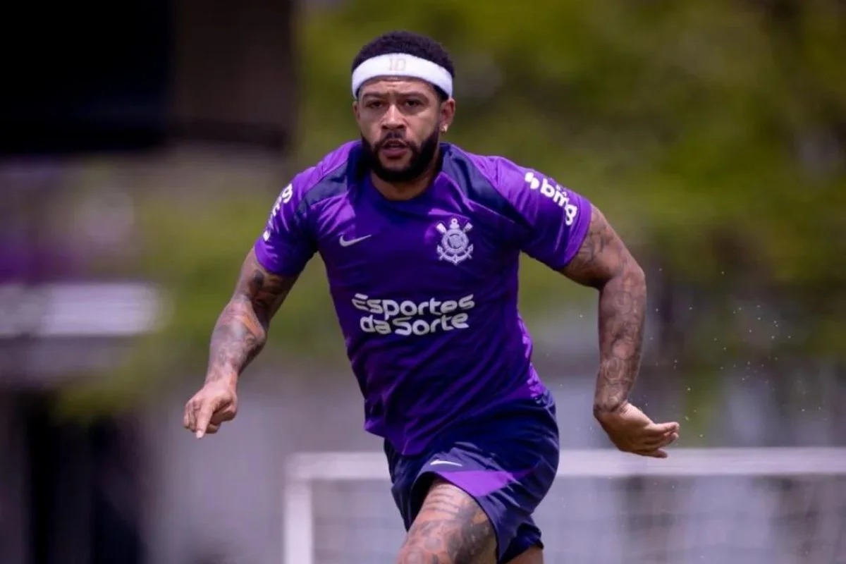 Preso no RJ por megaoperação, Depay volta ao Corinthians e retoma treinos