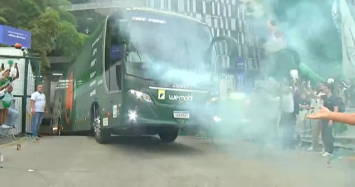 Vídeo: torcida do Palmeiras lota os arredores do Allianz e empurra time antes de decisão na Libertadores