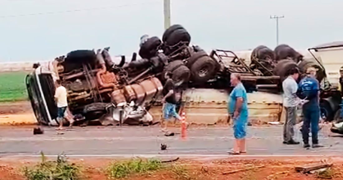 Caminhoneiro morre após colisão violenta entre carretas