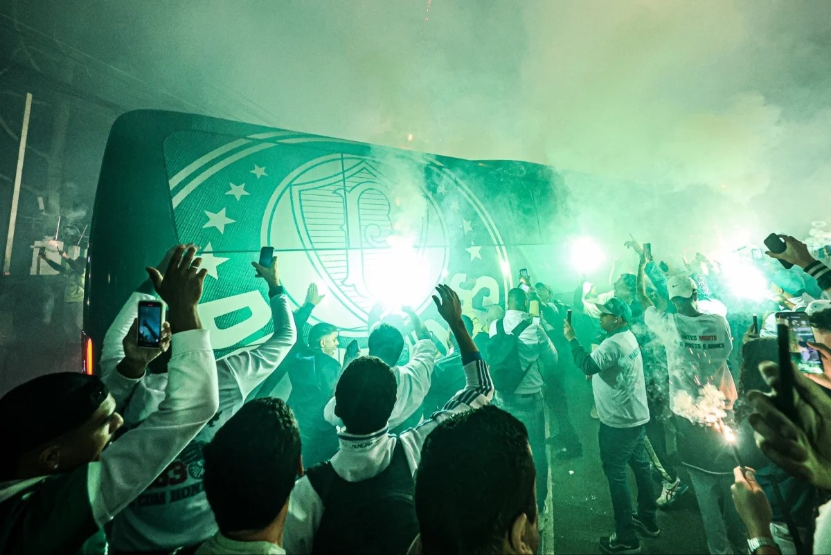 Vídeo: torcedores do Palmeiras fazem festa emocionante na chegada do ônibus ao Allianz