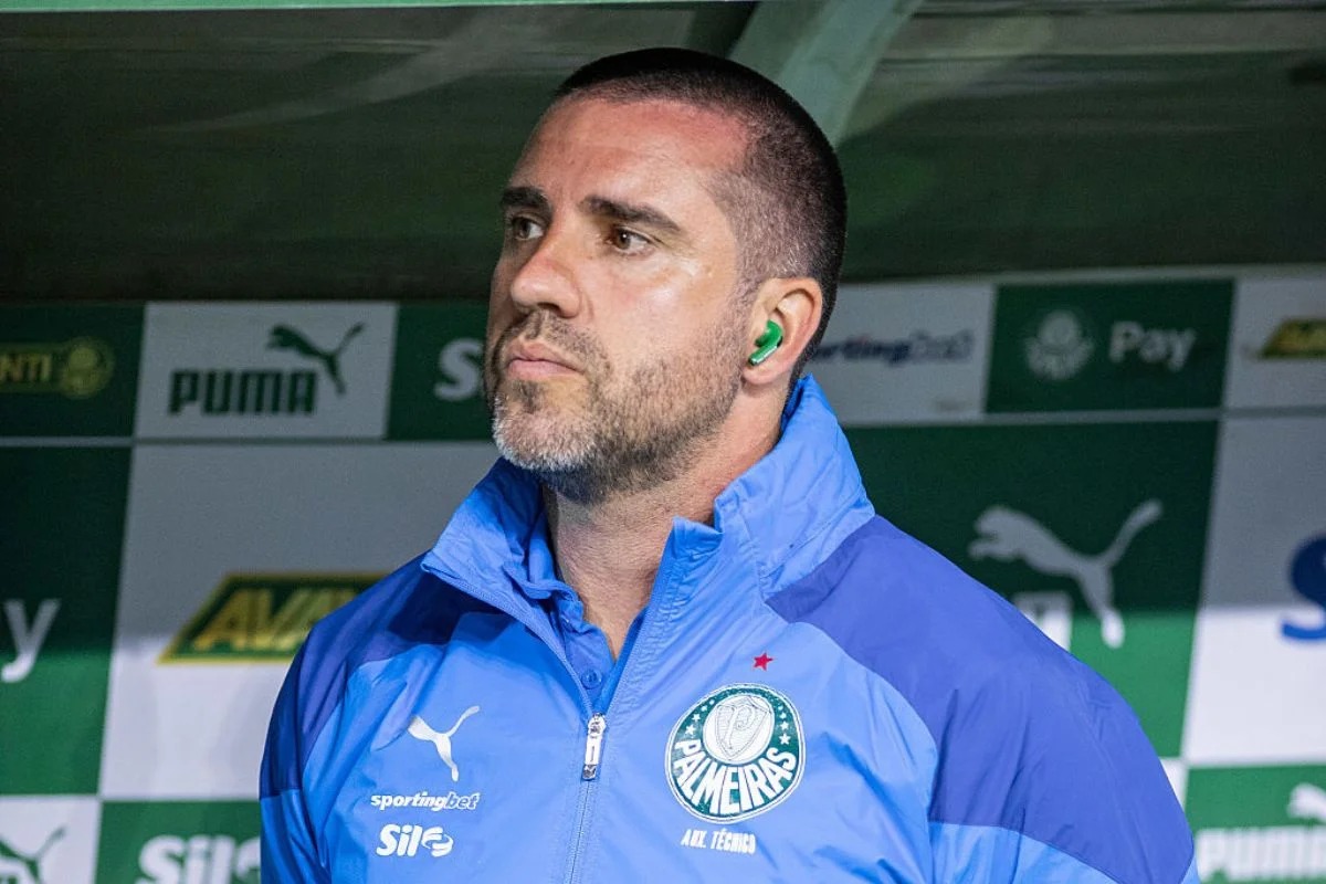 Vídeo: auxiliar de Abel comemora com torcedores após classificação histórica do Palmeiras