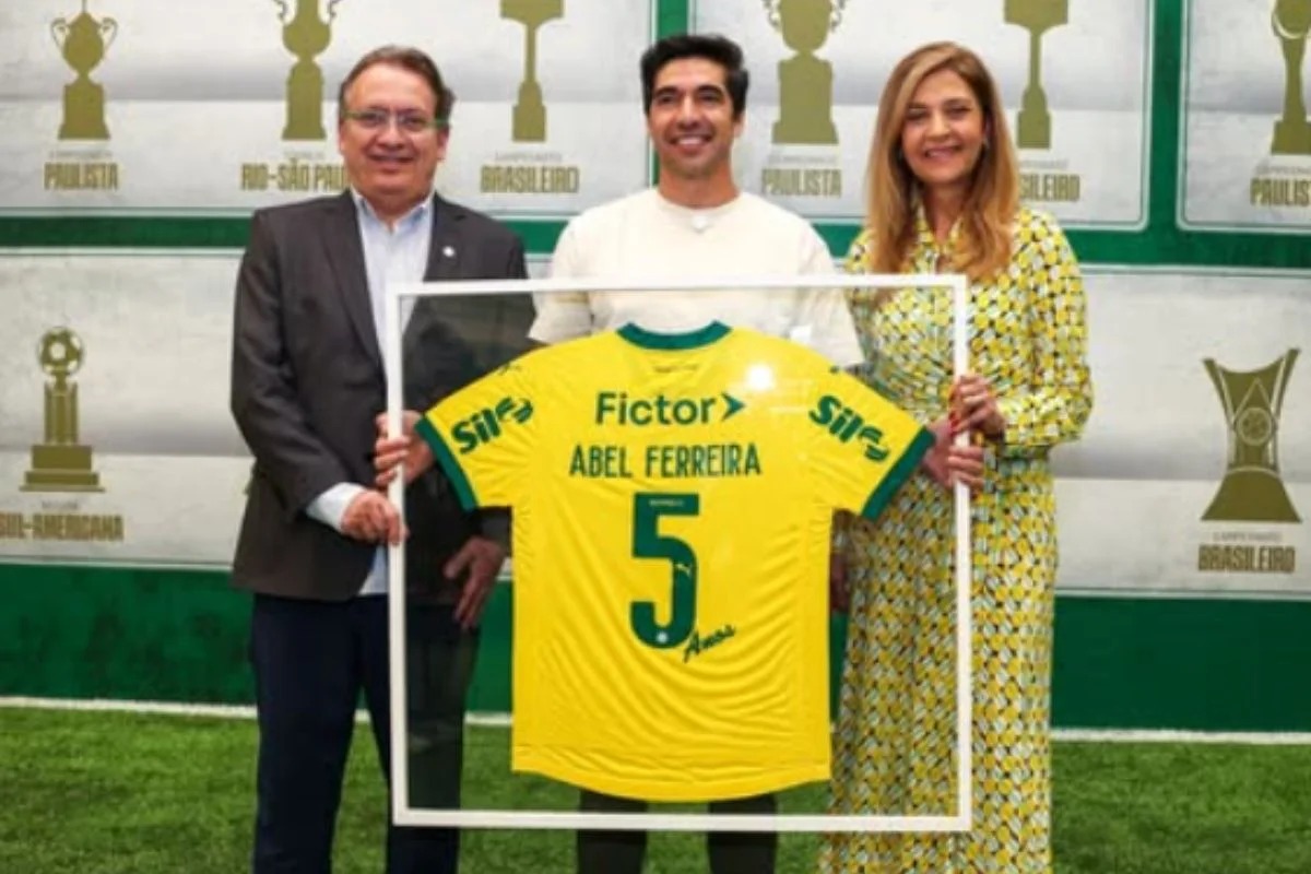 Abel Ferreira completa 5 anos no Palmeiras e recebe homenagem por marca histórica