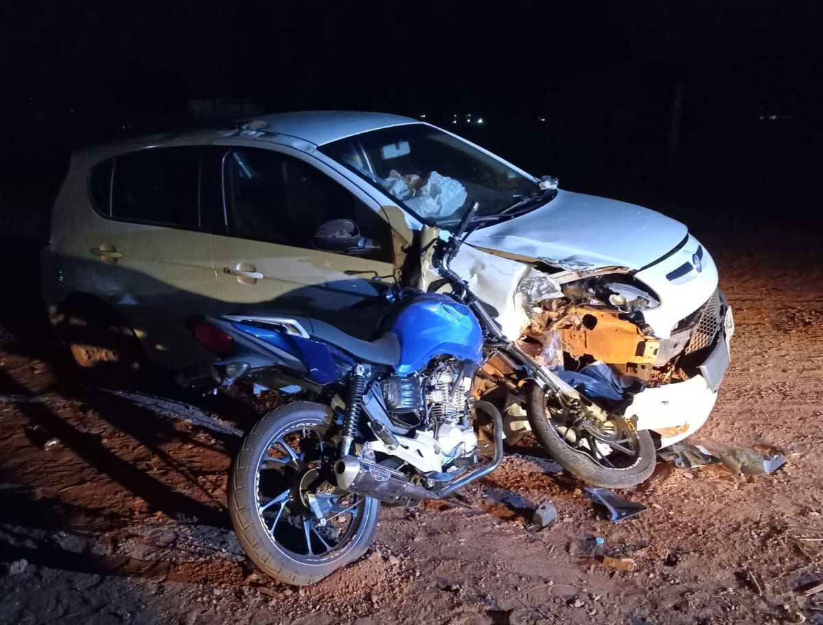 Moto Atinge Carro e Deixa Jovem em Estado Gravíssimo