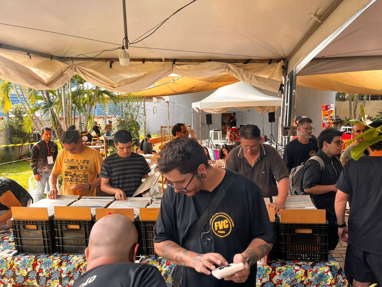 Feira do vinil celebra 10 anos em Cuiabá com edição especial repleta de música, arte e literatura