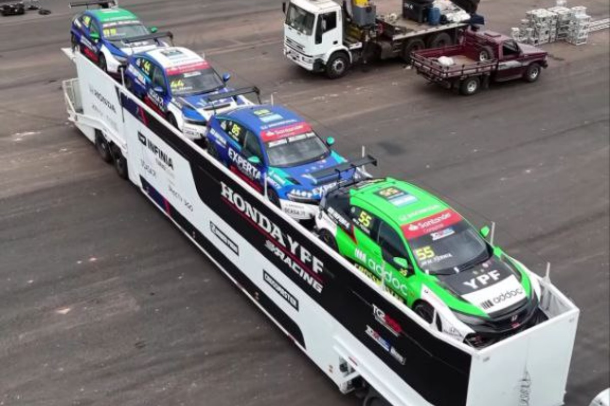 Vídeo: Chegada dos carros da Stock Car agita Cuiabá antes da 1ª corrida noturna do Brasil