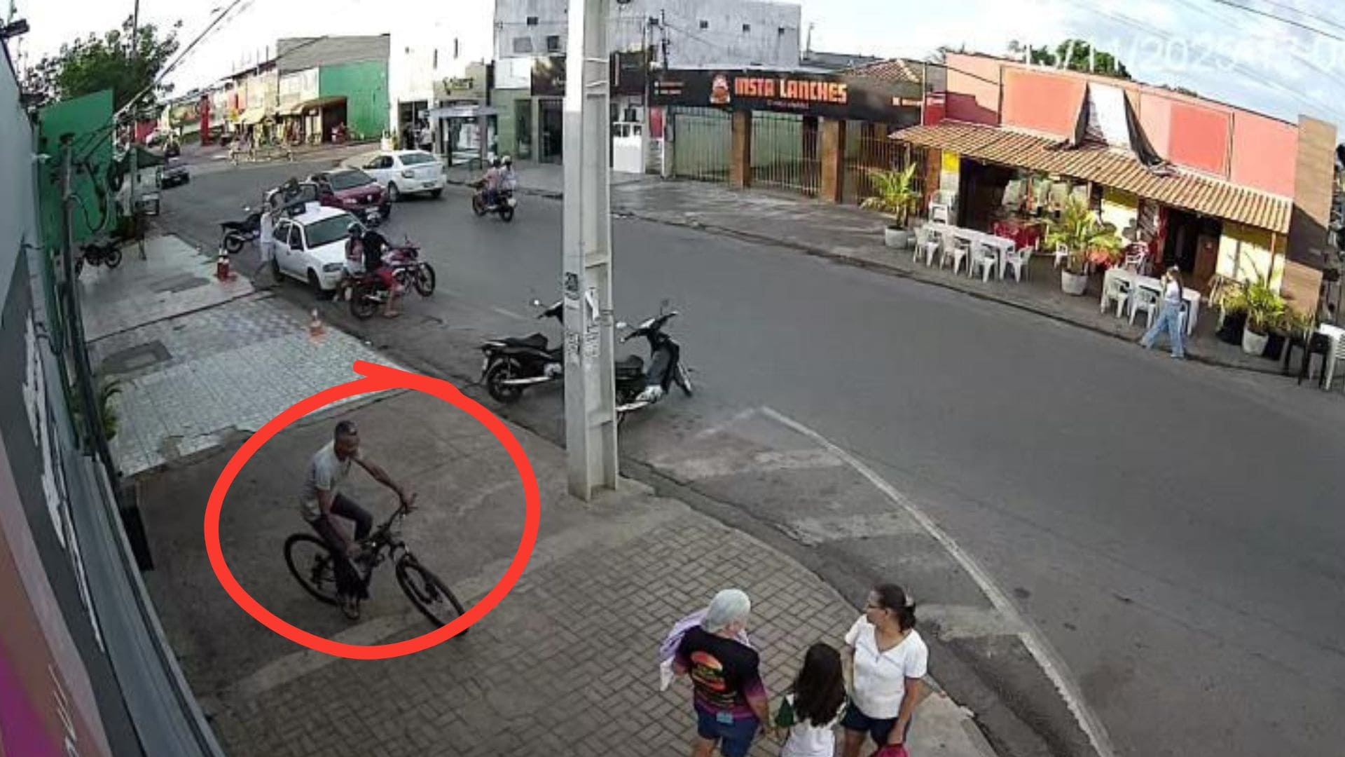 Bicicleta deixada na calçada é furtada no Pedra 90 e vídeo mostra toda a sequência