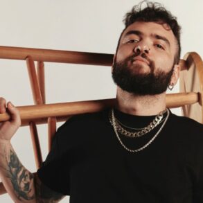 Espetáculo de Tiago Santineli promete risadas ousadas sobre fé e cotidiano em Cuiabá