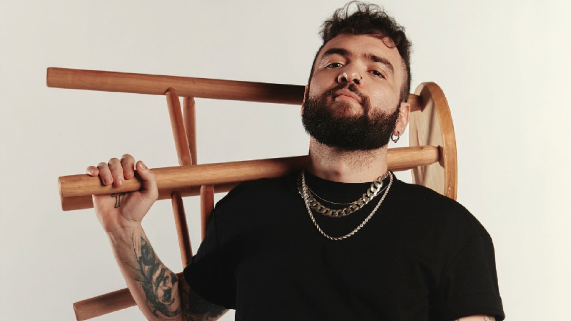 Espetáculo de Tiago Santineli promete risadas ousadas sobre fé e cotidiano em Cuiabá