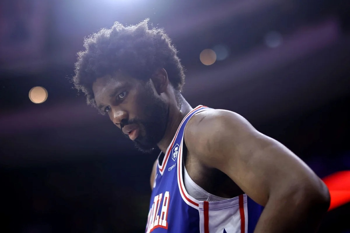 Joel Embiid volta, brilha, mas não evita drama em jogo épico com duas prorrogações