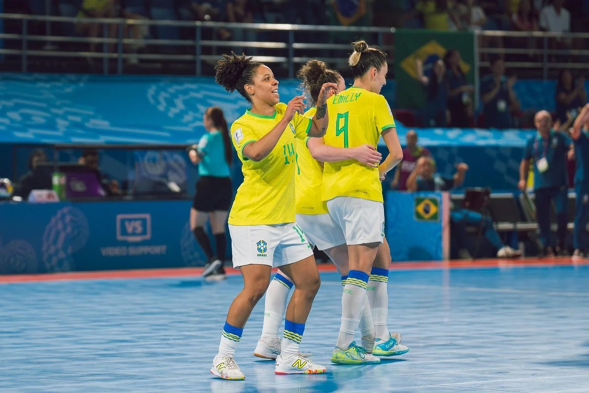 Brasil atropela Japão e encara Espanha por vaga inédita na final da Copa do Mundo de Futsal; veja os gols