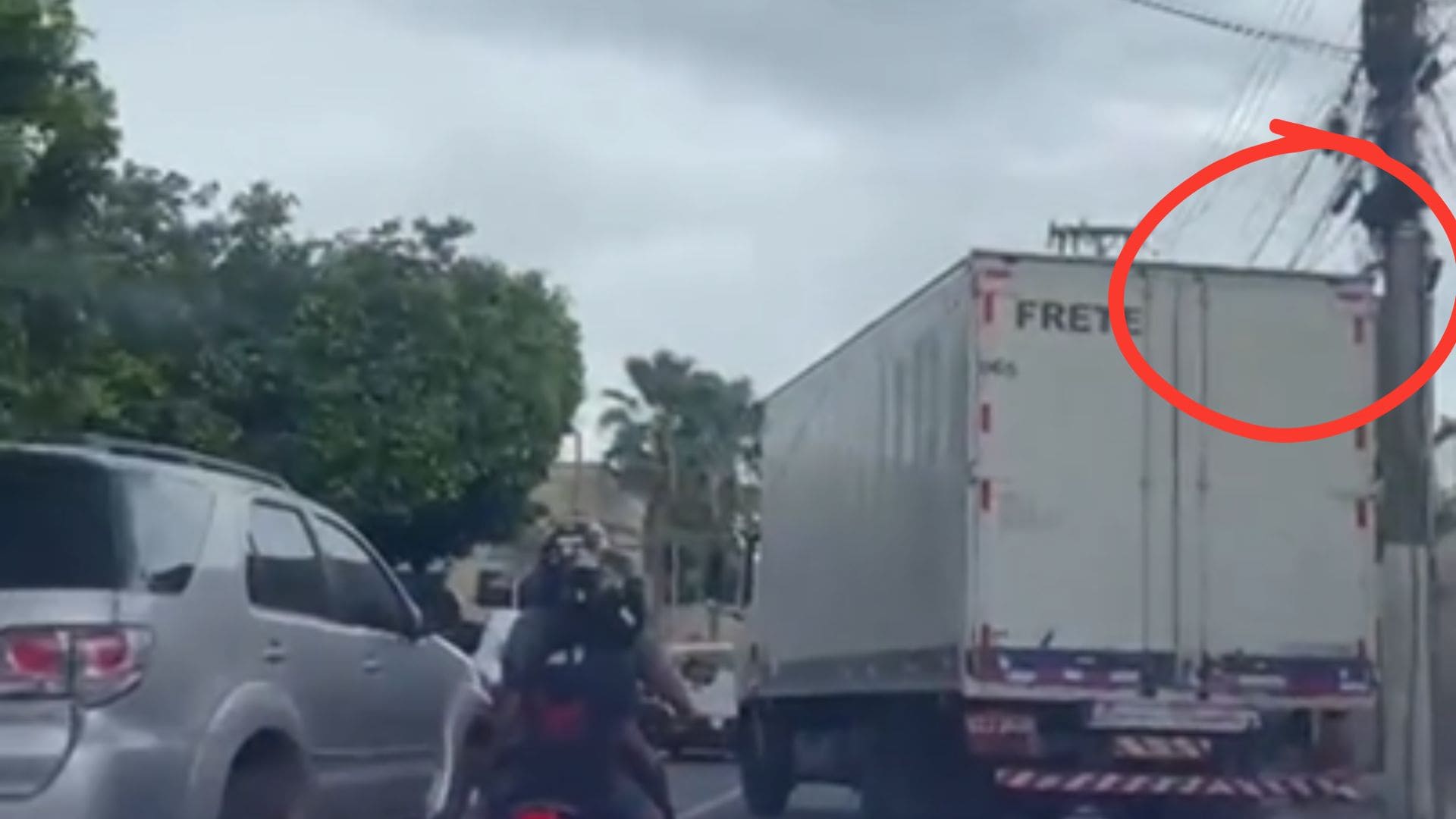 Caminhão derruba fiação no Jardim Cuiabá e foge sem avisar Energisa; veja vídeo