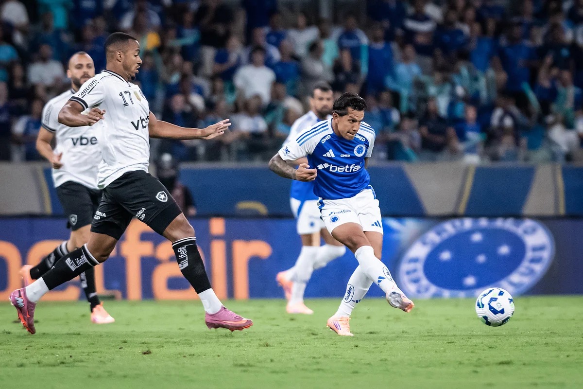 Botafogo busca empate no fim e impede vitória do Cruzeiro no Mineirão; veja os gols