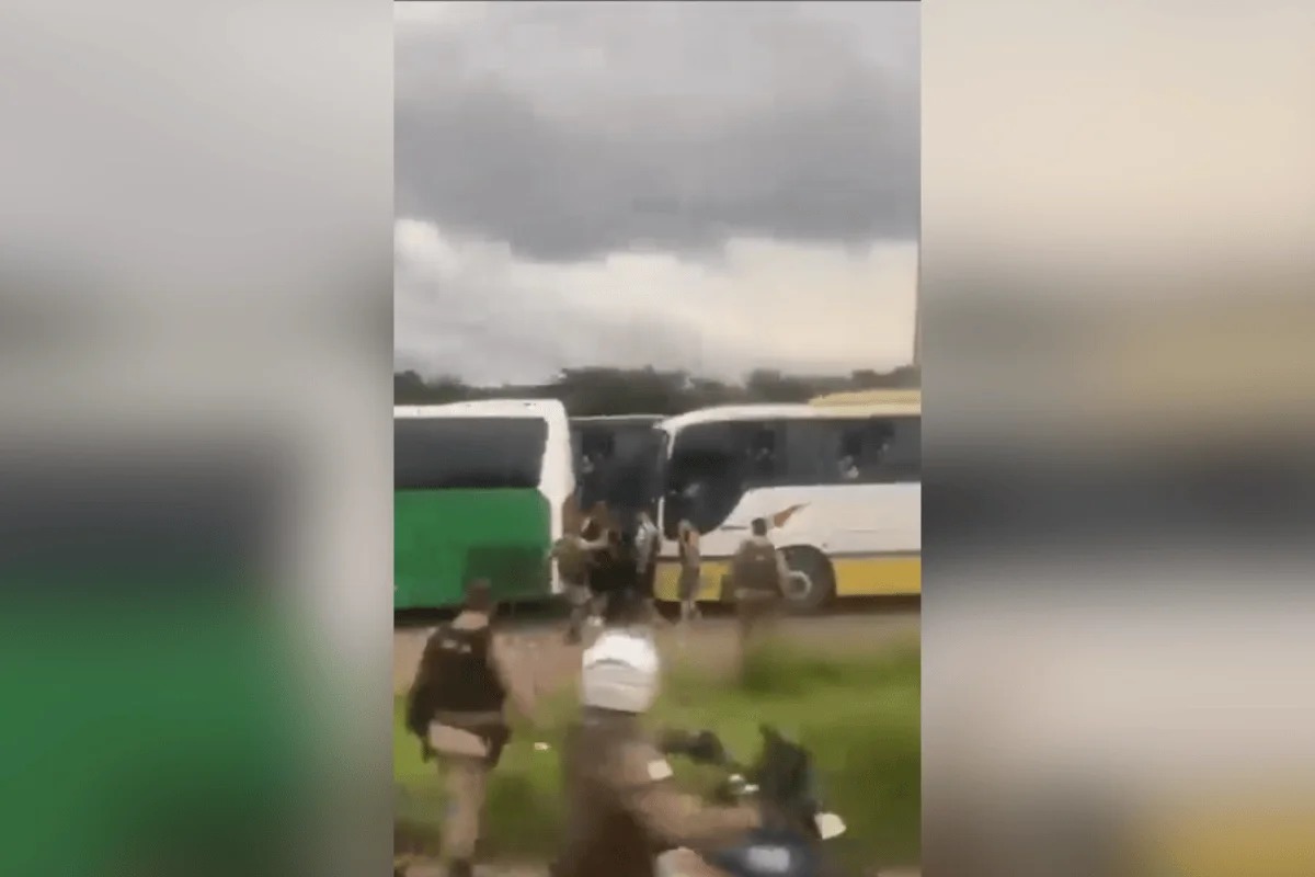 Revista da PM em torcedores do Corinthians termina em confronto e balas de borracha em MG