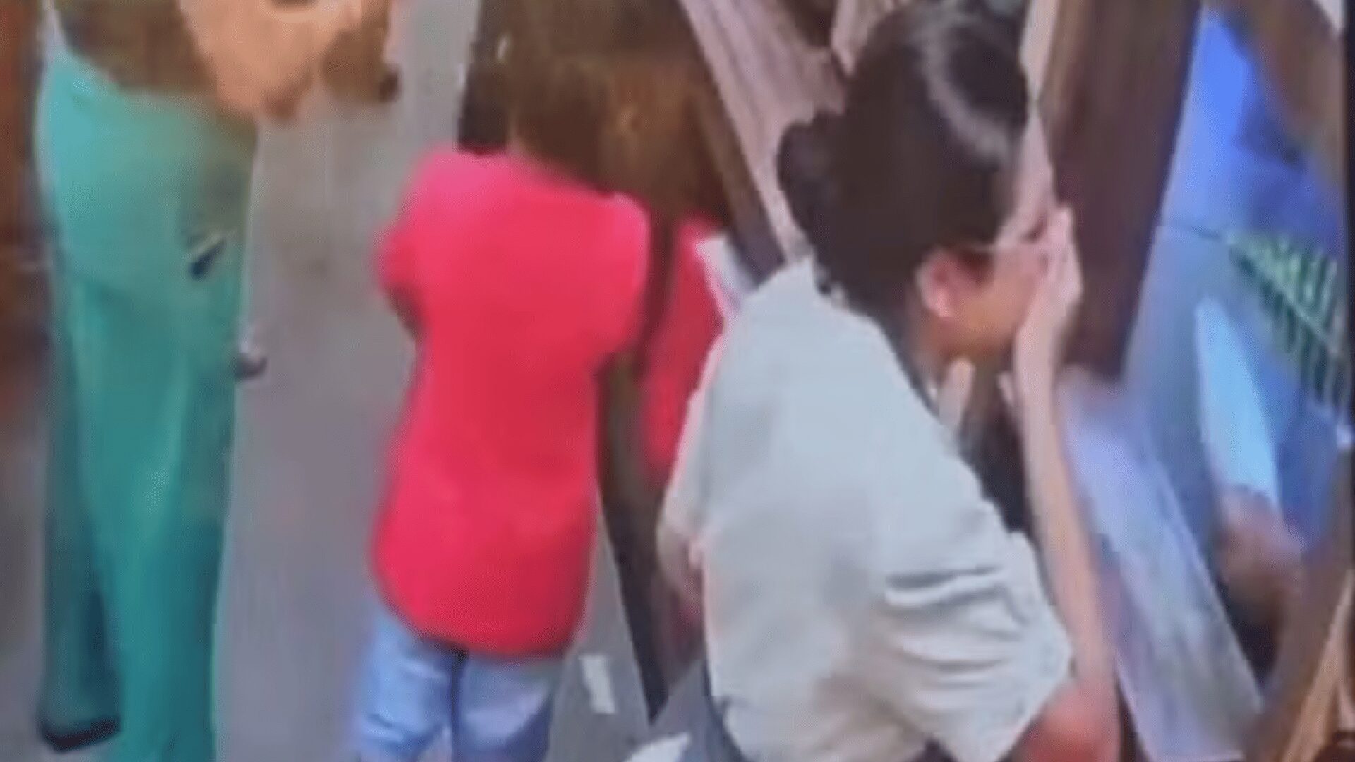 Funcionária denuncia agressão de gerente em restaurante; veja vídeo